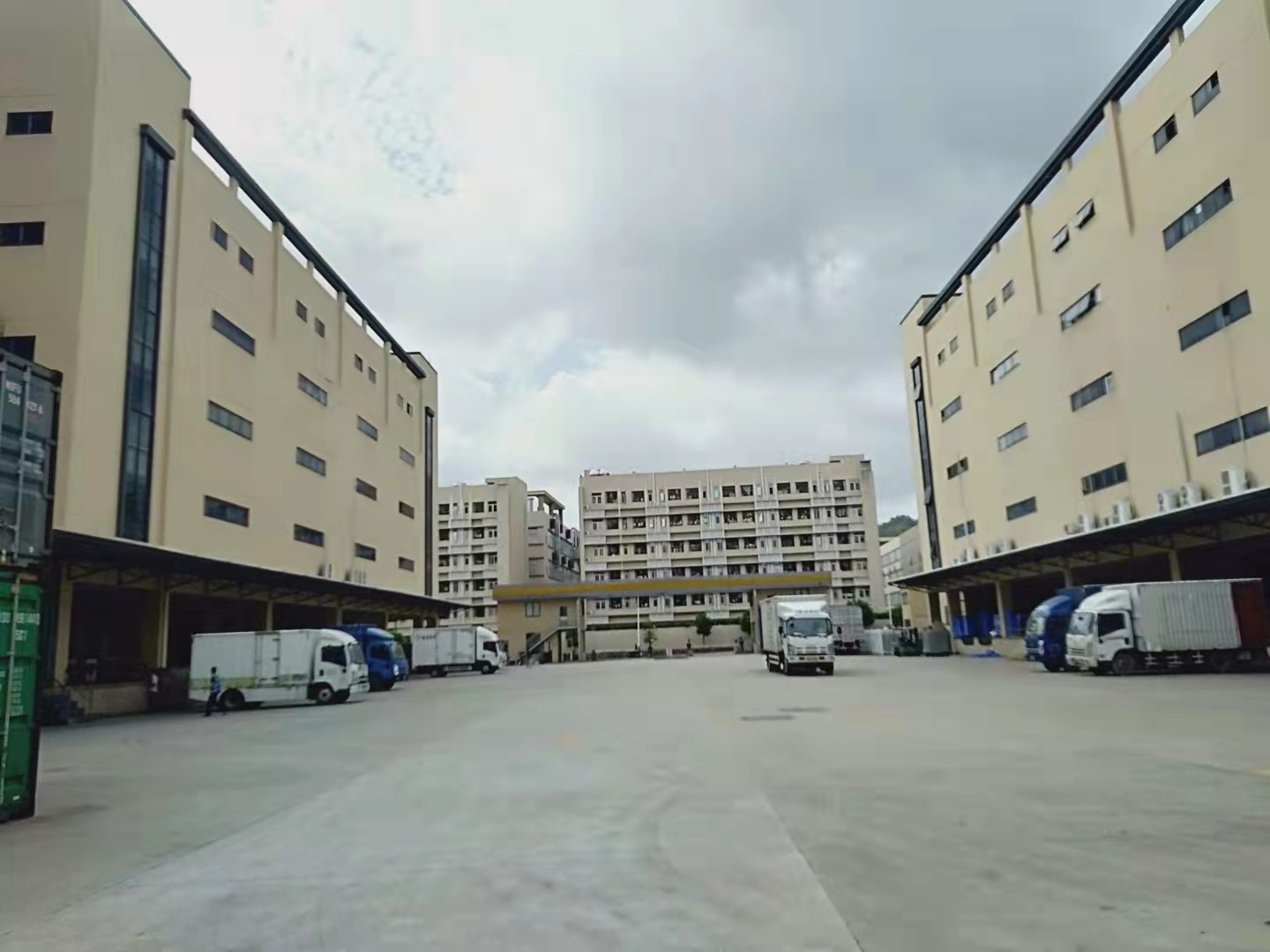 东莞新仓